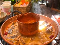 滇西秘境鸡汤+现舂佐料酸汤-菌自由丨野生菌火锅特色庭院餐厅(丽江古城店)