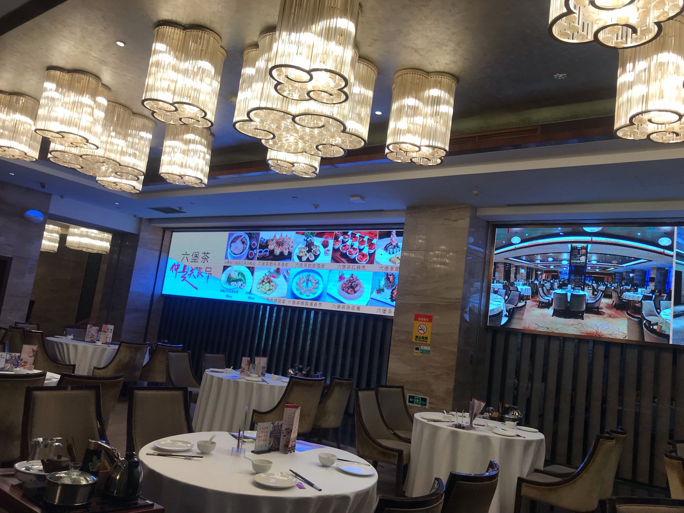 国龙国际大酒店位于河西行程单核心路段——西堤三路,独揽一线江景