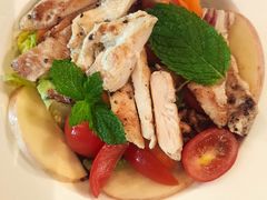 苹果果仁鸡肉沙律配盆子油醋汁-Bistro 63 创意融合料理(广粤天地店)