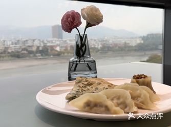 早起的鸟儿有虫吃，最近我们一家经常早起打卡商城宾馆的