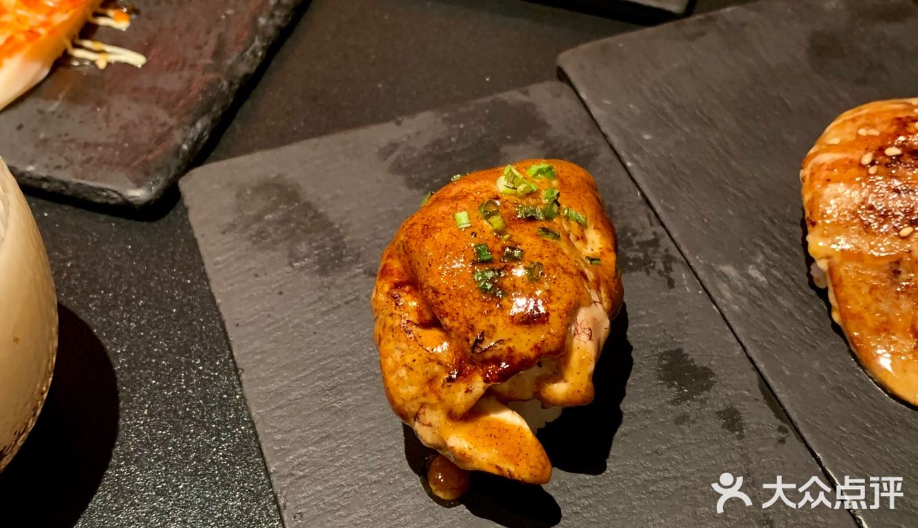 想了几天的脑花榴莲鹅肝寿司🍣昨晚上吃到了[调皮]