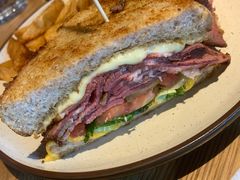 烤牛肉三明治配沙拉-The Diner X餐厅(青岛万象城店)