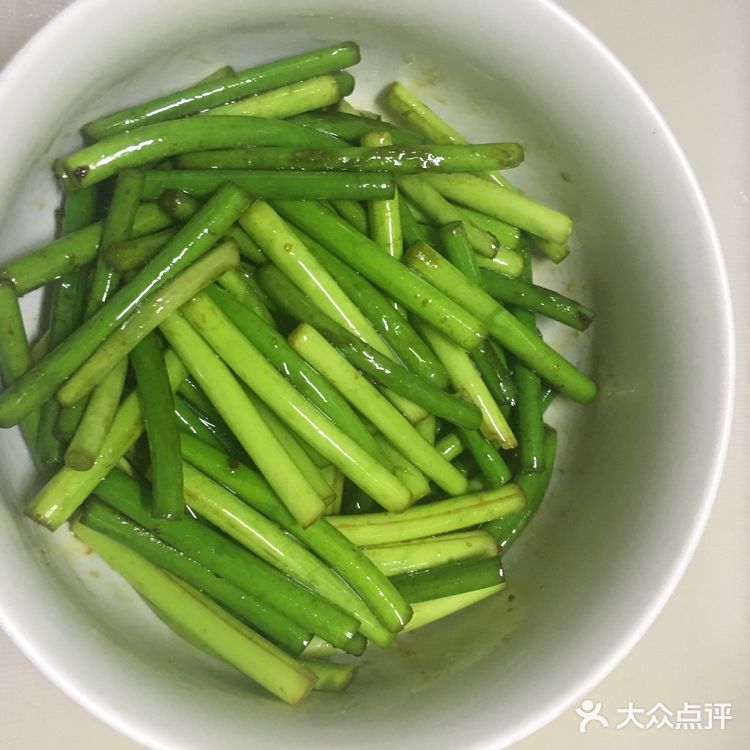 清炒蒜苔，想着要搭配什么肉类好麻烦，直接清炒吧