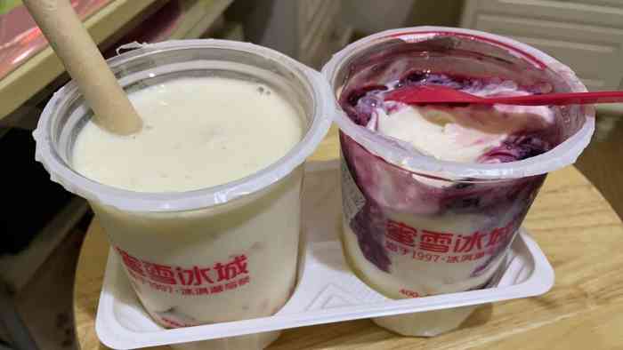 点的蜜雪冰城外卖,两杯原价才1 4,一大杯圣代才七块,配上蓝莓酱简直太