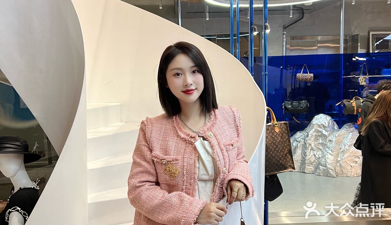 像LV，香奈儿等等，也可以上身背一下