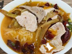 特色酸菜肉片米线-巴鑫田姐米线(巴南万达店)