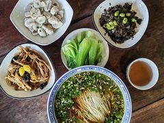 红汤底-同得兴 Since·1995 传统苏式面馆(嘉馀坊店)