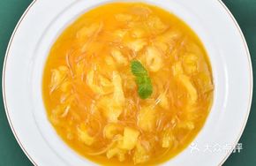 Golden Soup Bird's Nest and Chicken Wings