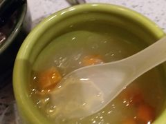 有糖水附送，還有生果，都是免費的-润园四季椰子鸡火锅(海上世界店)