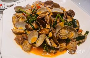 Sticky Basil Stir-Fried Clams