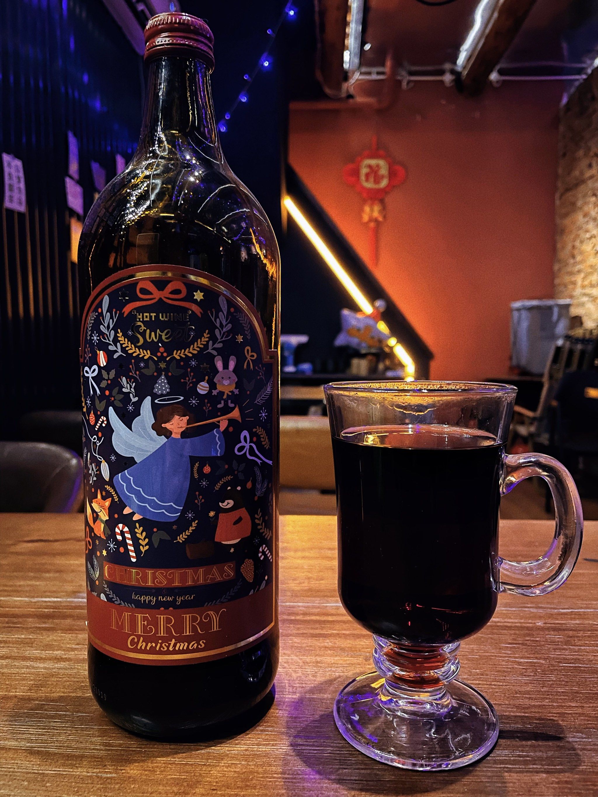 n正巧话剧前等待时间想来这里喝一杯热红酒
可能是来的时间有点太早