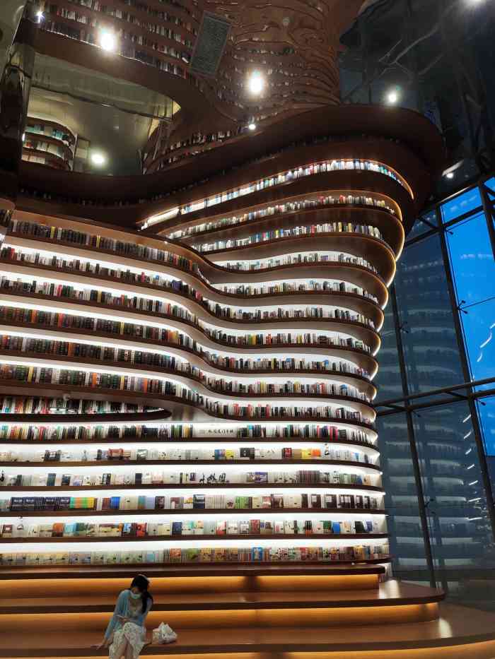 外图厦门书城-"现在全国几乎每个城市都有一个书店或图书馆.