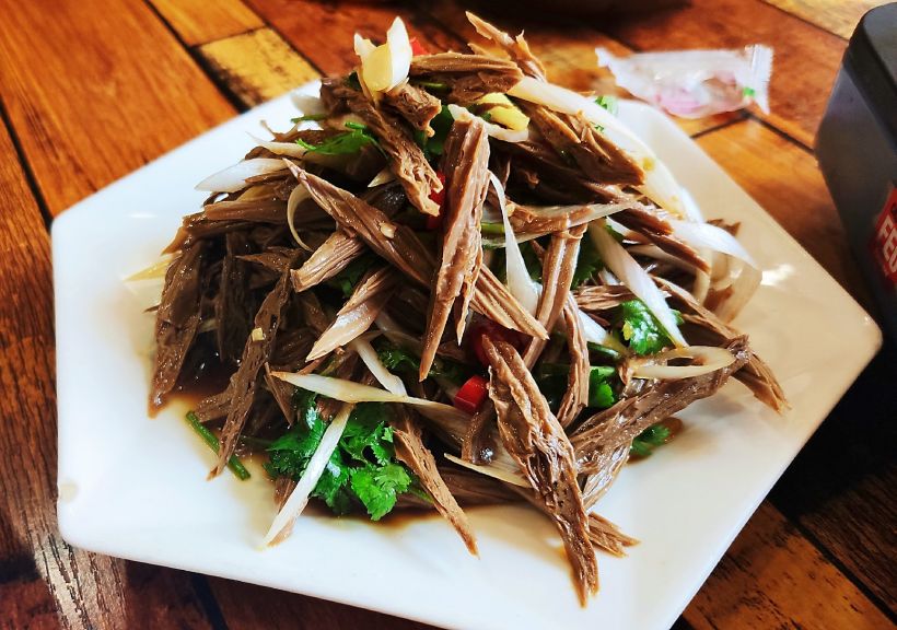 凉菜:炝拌黑腐竹,区别于我们平时吃到的黄色腐竹,这个更有嚼头,比较有