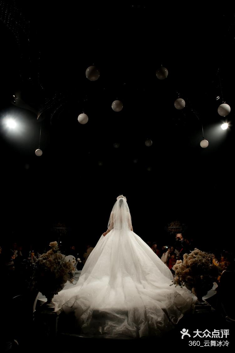 很美的新娘背影鲨太哇塞啦吧