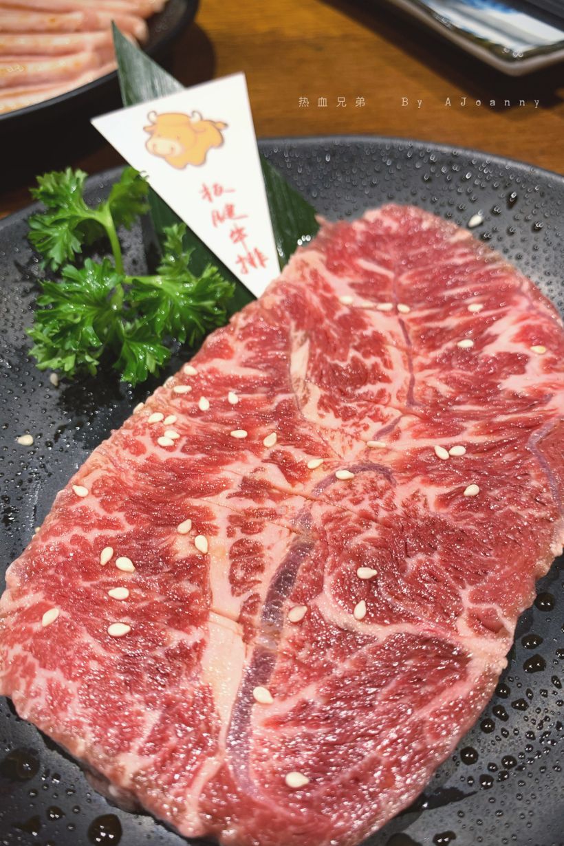 「板腱牛排」牛板腱中间有一根筋,纹路清晰可见,由于含有肉筋,口感