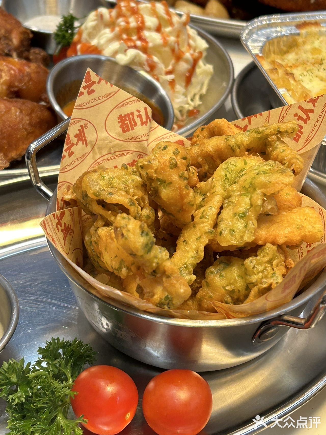 哇谁懂啊在广州两个猛男服务生陪我吃韩国烤鸡🥰