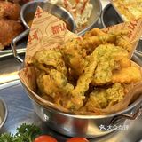 哇谁懂啊在广州两个猛男服务生陪我吃韩国烤鸡🥰