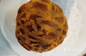 Black Gold Pineapple Bun