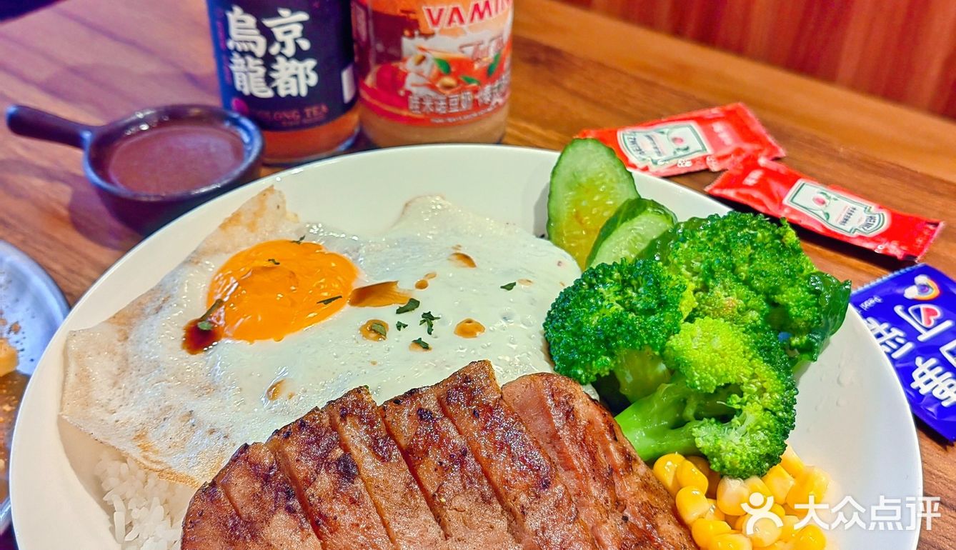 午餐来一份巨巨巨大的菲力牛排三明治