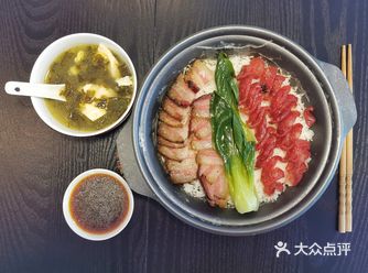 食材： 大米 广式香肠 湖南腊肉 菜心 鸡汤