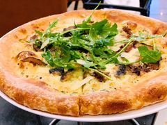 香烤菌菇比萨配芝麻叶-WOLFGANG PUCK KITCHEN & BAR(迪士尼小镇店)