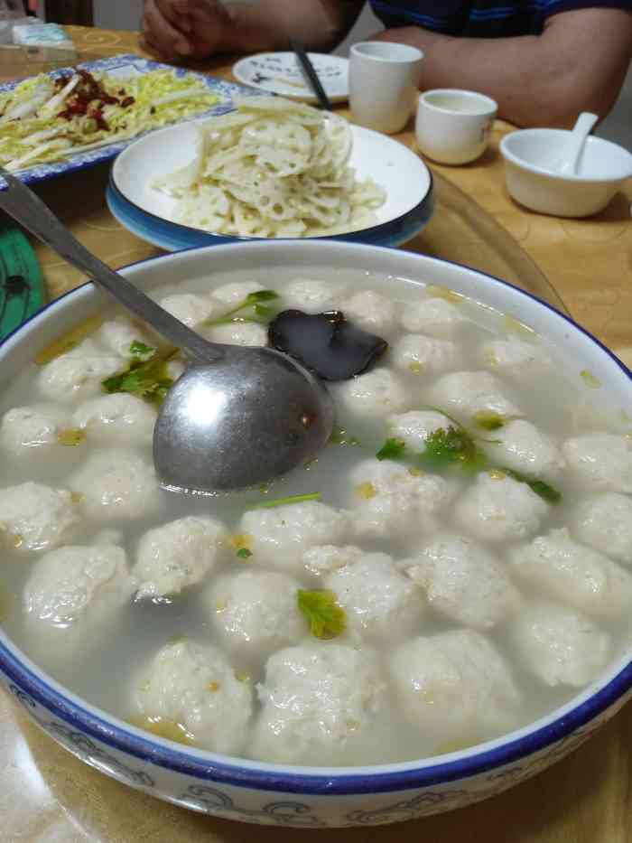 明月酒楼(洸河路店)-"本来去那个蛮吉馍吃了发现可能吃不饱,所以.