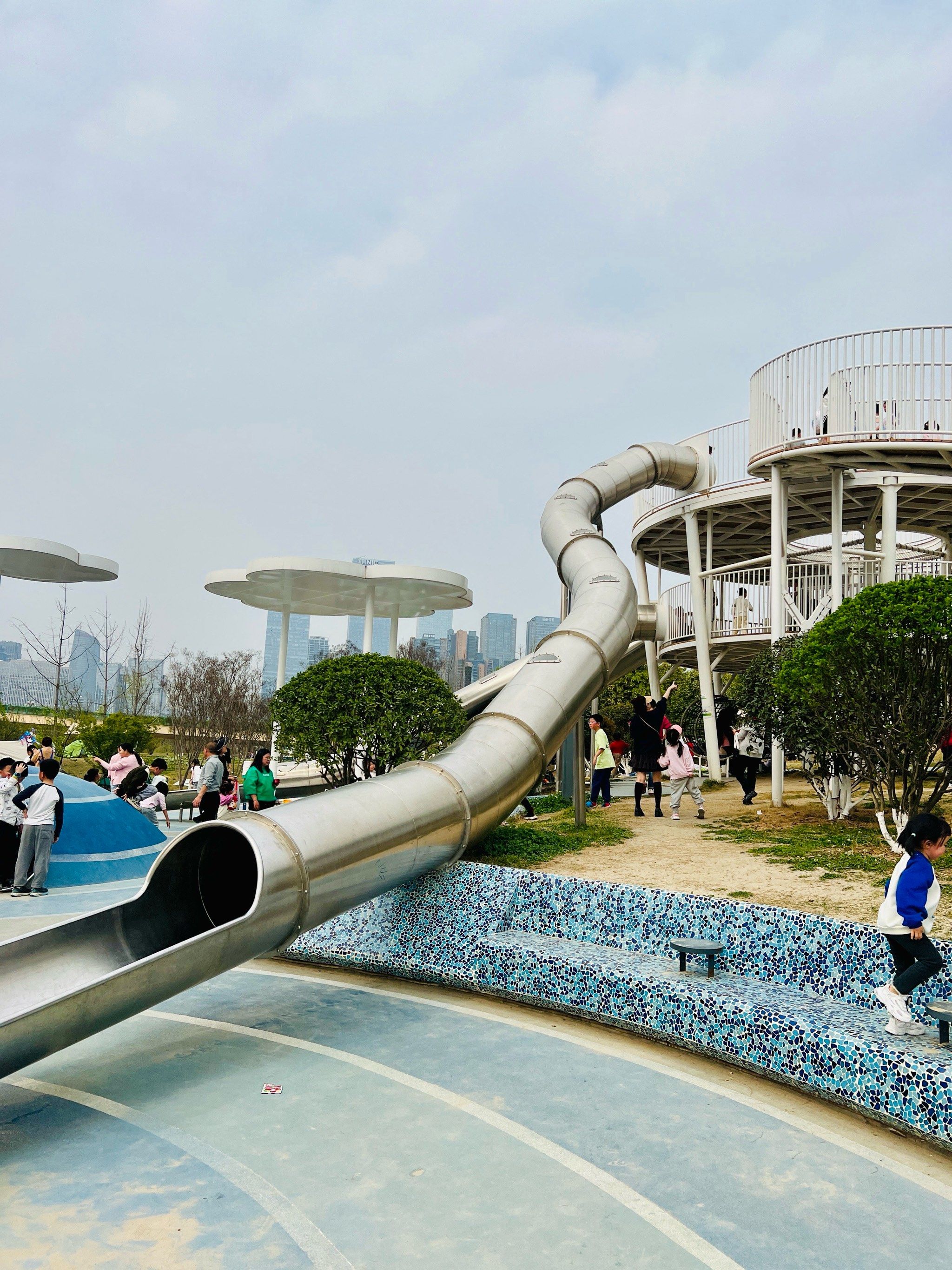 n成都有太多公园都配备了儿童游乐区,桂溪生态公园东区遛娃,没来过
