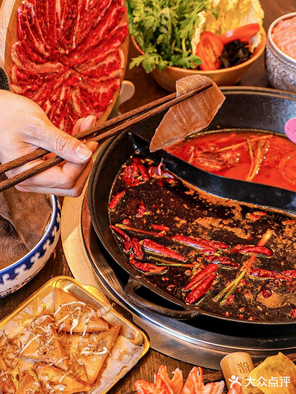 冬天这么冷当然要和朋友一起恰火锅了