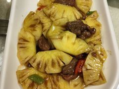 菠萝炒牛肉-琼菜坊·无鸡不成宴·海南菜老爸茶糟粕醋(海口骑楼老街店)