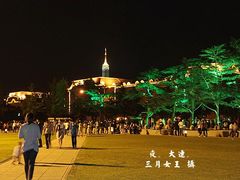 休闲纳凉的市民-大连人民广场