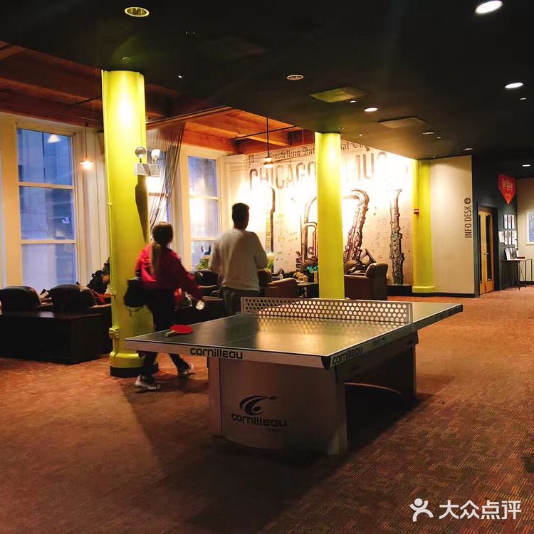 里面还有套房，套房里有三个房间，一个大厅一个厨房