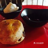 丽人脱袄，移步餐厅露台，如同置身巴黎小酒馆