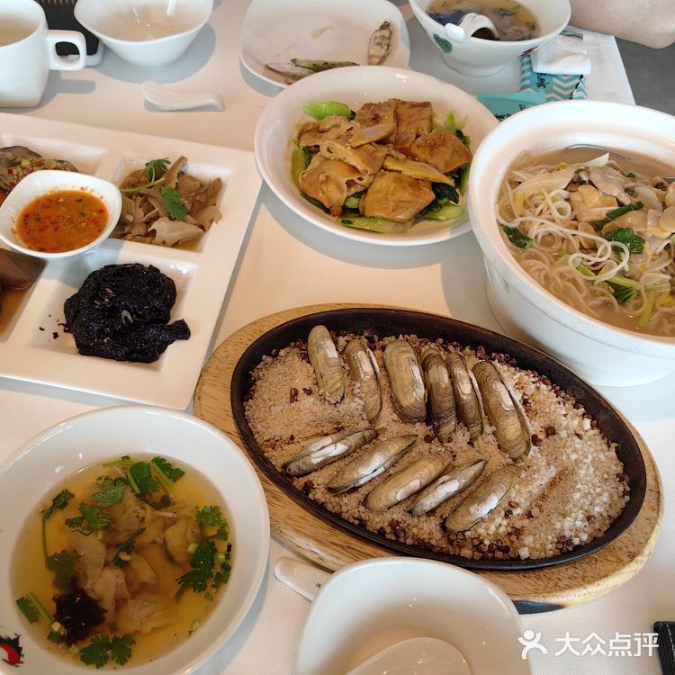 层次丰富。海鲜面量挺大的。就餐环境清静
