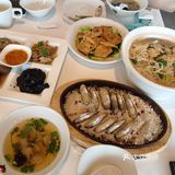 层次丰富。海鲜面量挺大的。就餐环境清静