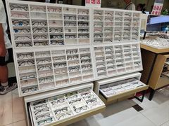 -美式眼镜·授权蔡司.依视路.尼康.豪雅.明月(人民广场店)