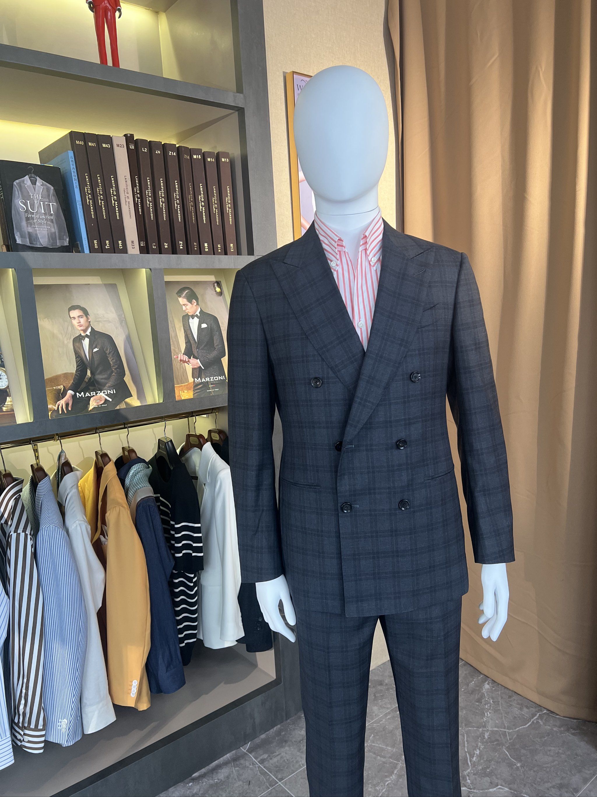 双排扣格纹西装