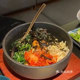 被烤的油渍渍的，一口在嘴巴里爆汁太美味了！