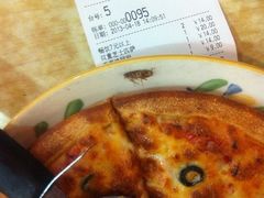 双重芝士披萨下面有蟑螂-萨莉亚意式餐厅(特力时尚汇店)