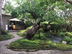-Chom Cafe and Restaurant