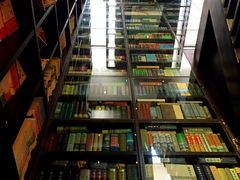 书地-钟书阁(松江泰晤士小镇店)