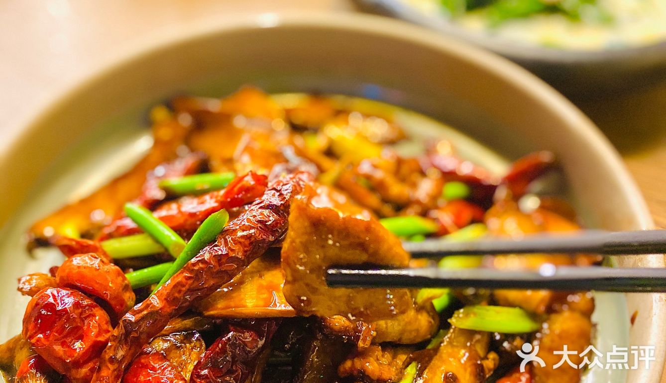 他们家的灯饰就其实就很有那种异域风情了～整个环境就在