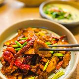 他们家的灯饰就其实就很有那种异域风情了～整个环境就在