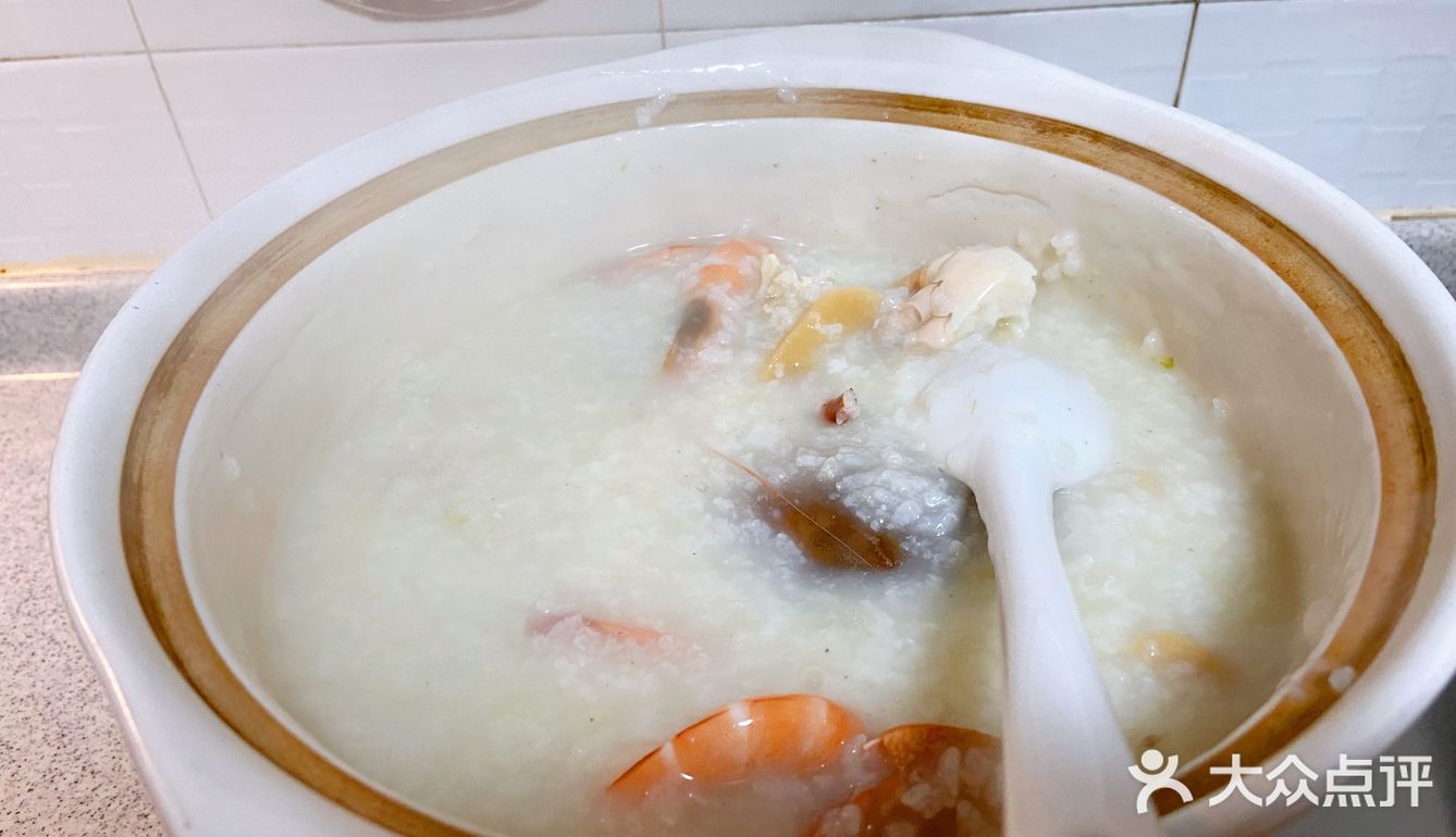 加入香菜和胡椒粉，海鲜粥的味道立马出来了