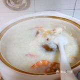 加入香菜和胡椒粉，海鲜粥的味道立马出来了