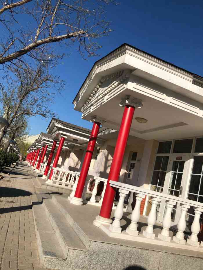 郁金香温泉花园度假村-"位置好找,路边就是.晚上去的,前台办理.