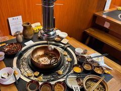 餐具摆设-阿山卓·野生菌火锅·纳西火塘烤肉