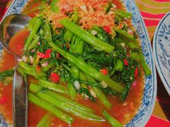 炒空心菜-卷心菜和避孕套餐厅(Pattaya)
