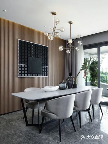 从客厅到餐厅，设计师用“灰”坐稳中庸，再将其他色彩有