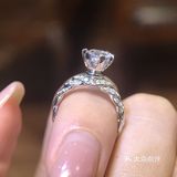 整个戒指都在闪光，害我经常盯着看好久