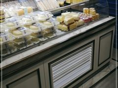 面包甜点陈列柜-龙兴·动物奶油生日蛋糕(龙北店)